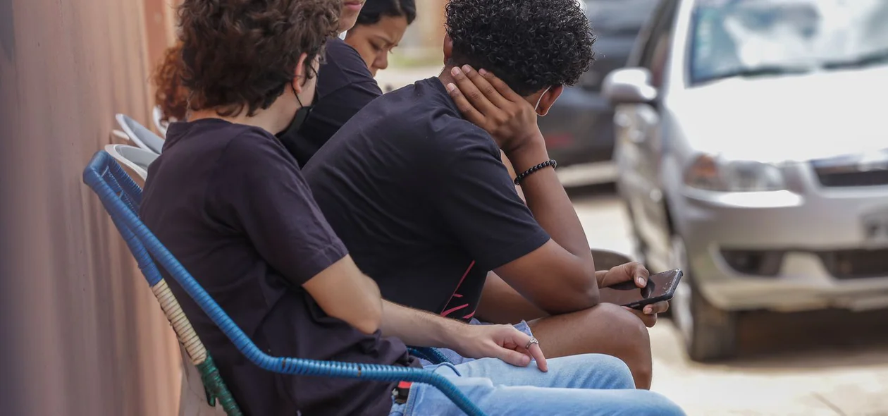 Estudantes reunidos no velório da estudante de jornalismo Janaína Bezerra