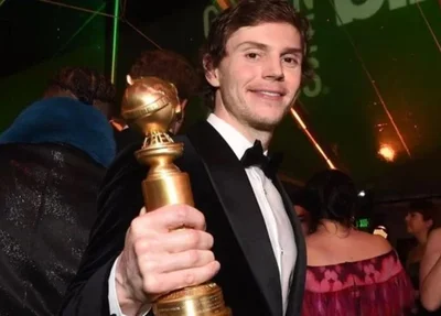 Evan Peters recebe Globo de Ouro por atuação em série sobre Jeffrey Dahmer
