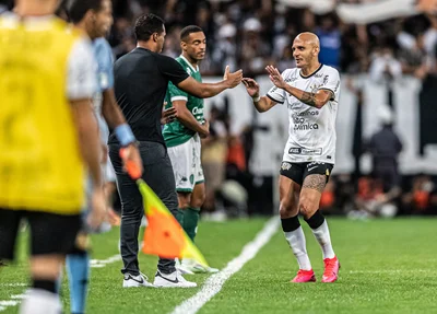 Fábio Santos comemorando gol de virada diante do Guarani