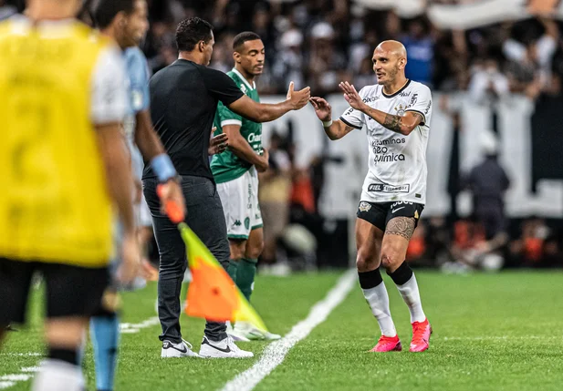 Fábio Santos comemorando gol de virada diante do Guarani