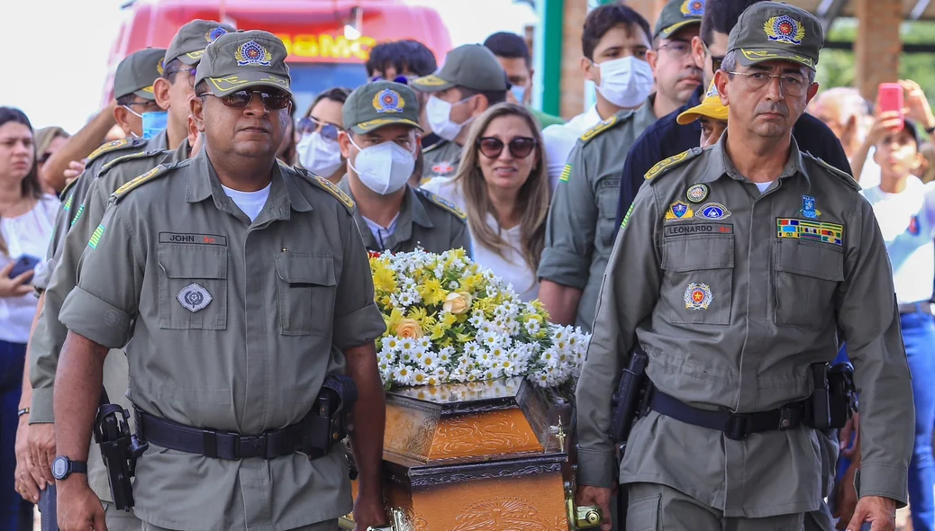 Familiares e amigos dão último adeus ao coronel Lindomar Castilho