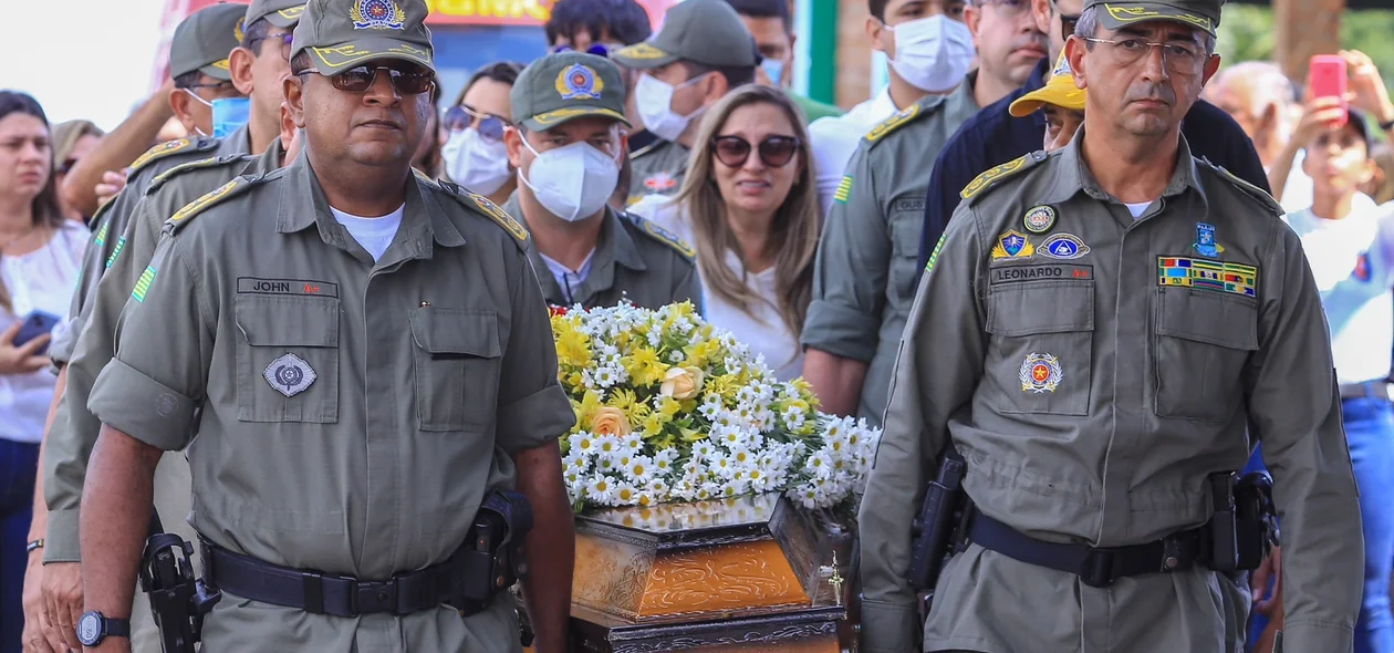 Familiares e amigos dão último adeus ao coronel Lindomar Castilho