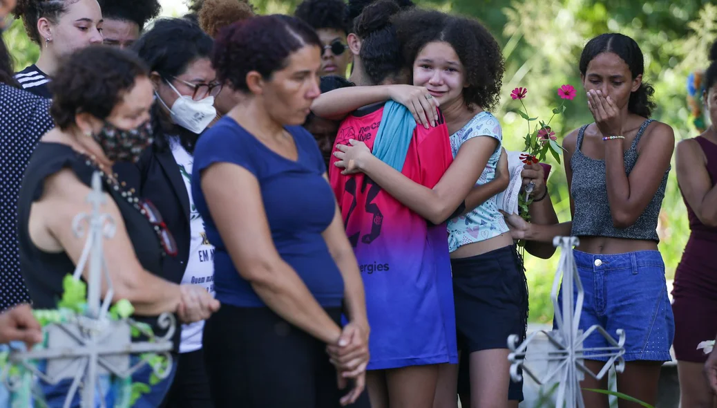 Familiares e amigos emocionados com o enterro de Janaína Bezerra