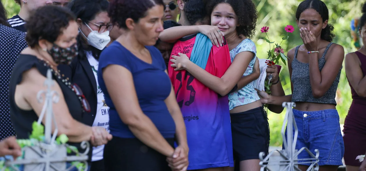 Familiares e amigos emocionados com o enterro de Janaína Bezerra