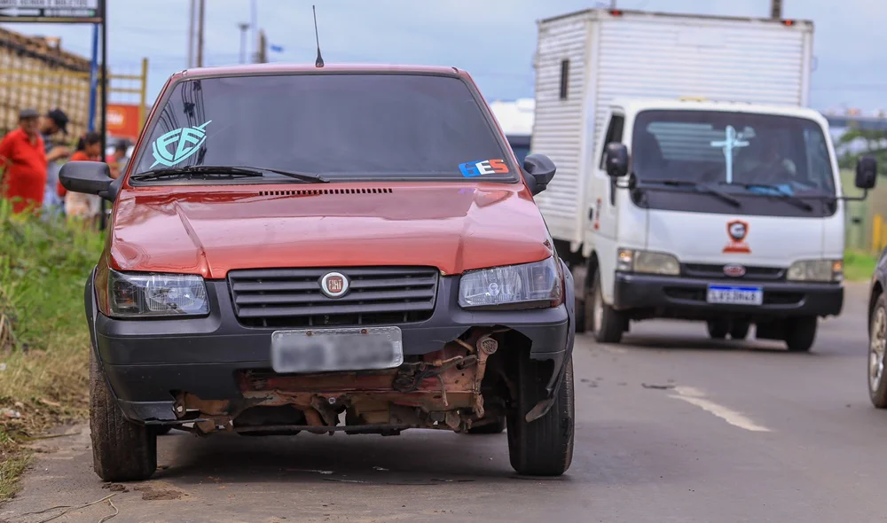 Fiat Uno Mille não freou a tempo, e bateu na moto que ficou caída no chão