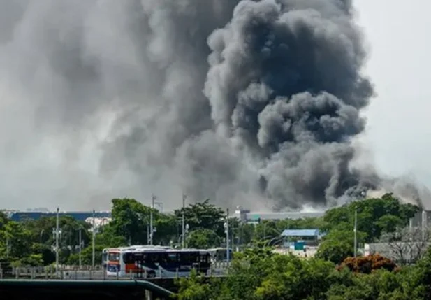 Fogo atinge galpão do terminal de cargas nem aeroporto do RJ