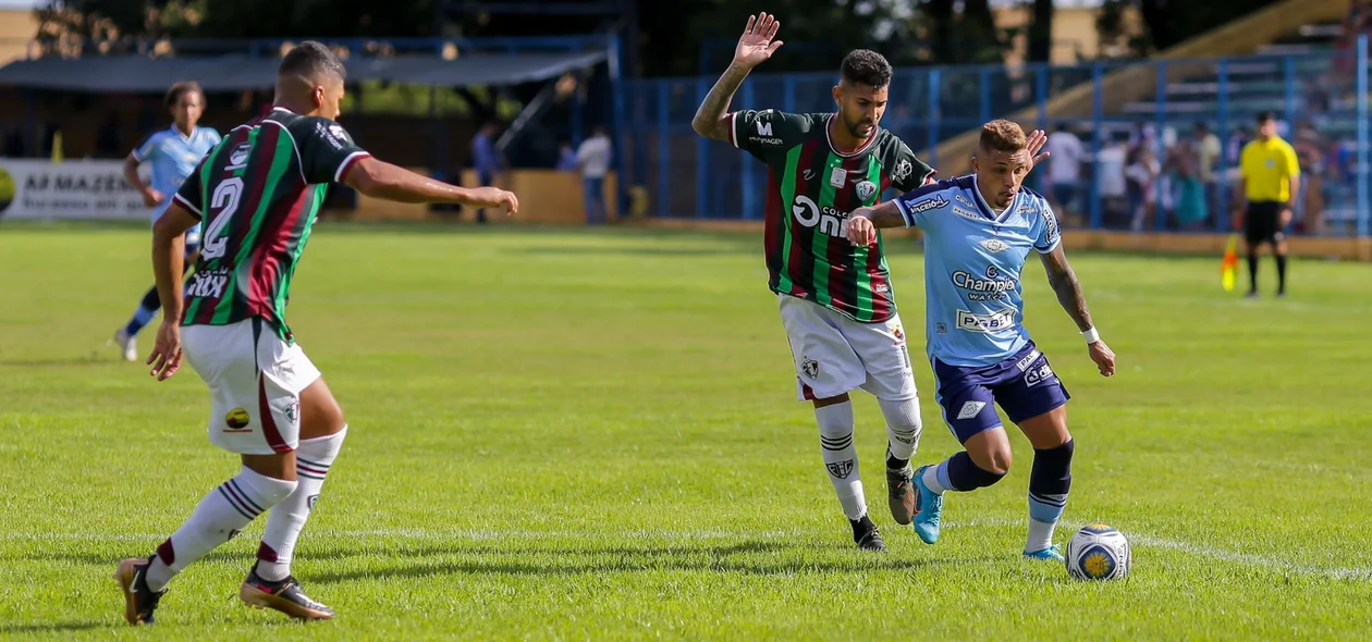 Geovane do CSA sendo marcado pelo por Augusto e Carlos Henrique do Fluminense-PI