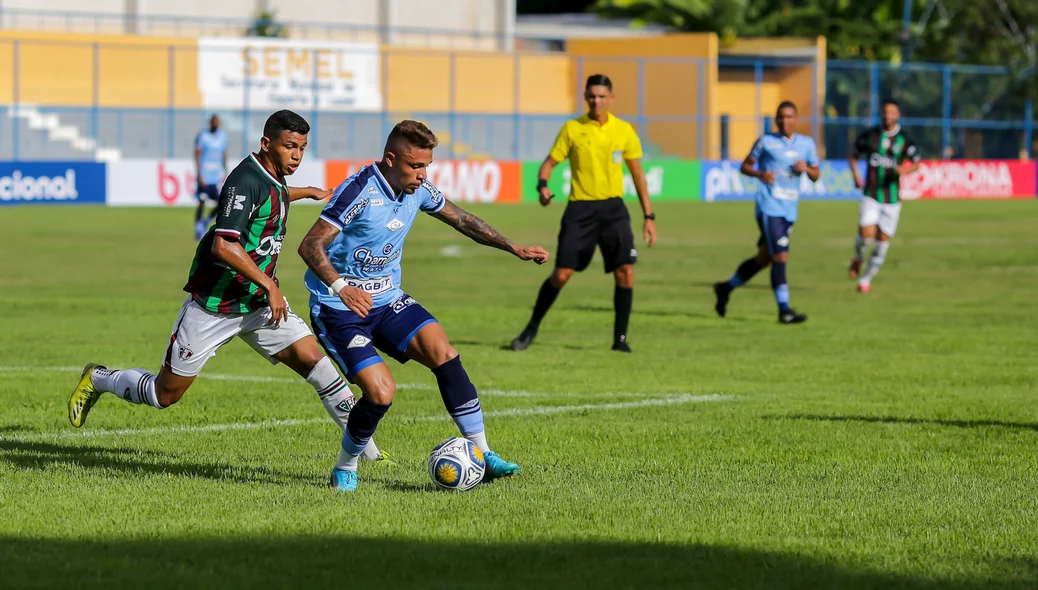 Geovane sendo marcado pelo defensor do Fluminense-PI