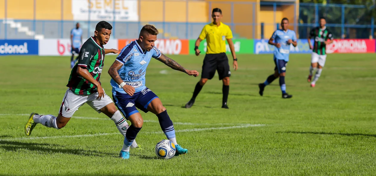 Geovane sendo marcado pelo defensor do Fluminense-PI