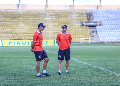 Gerson Gusmão ao lado de seu auxiliar técnico