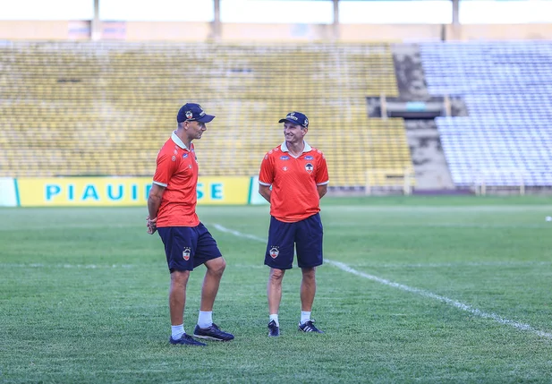 Gerson Gusmão ao lado de seu auxiliar técnico