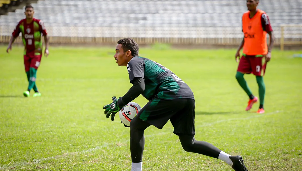 Goleiro Sebastião durante o treino