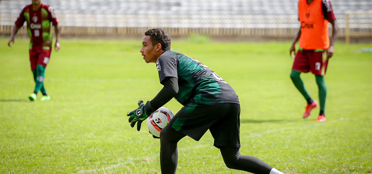 Goleiro Sebastião durante o treino