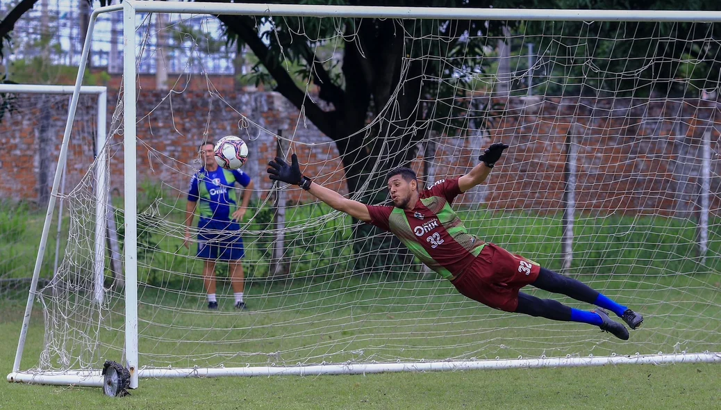 Goleiro tenta defesa