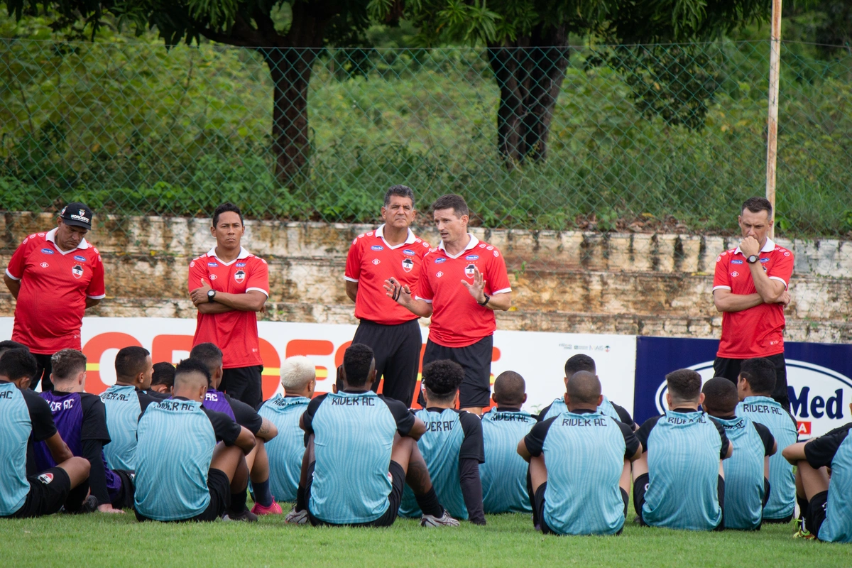 Gusmão dialogou com elenco em atividade após vitória no Piauiense