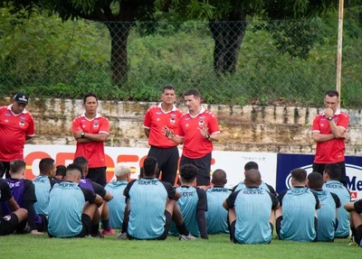 Gusmão dialogou com elenco em atividade após vitória no Piauiense