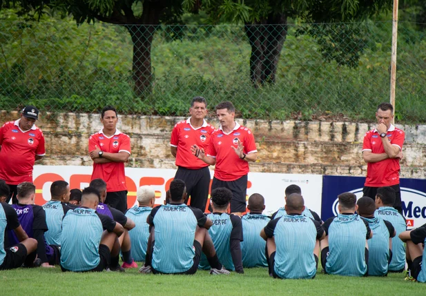 Gusmão dialogou com elenco em atividade após vitória no Piauiense