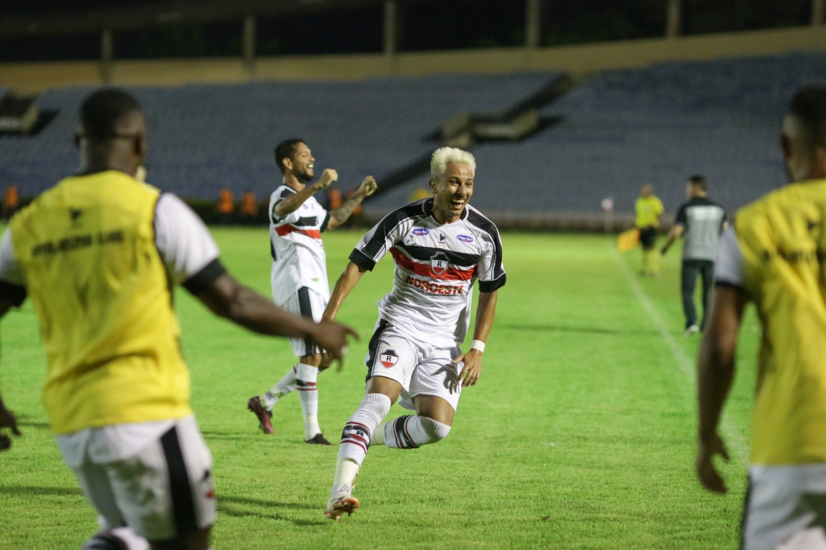 Hadrian comemorando gol