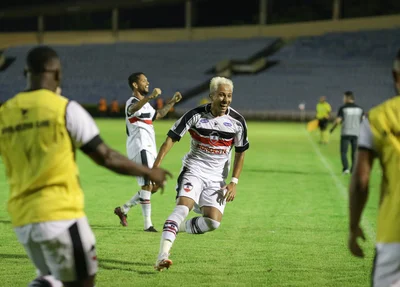 Hadrian comemorando gol