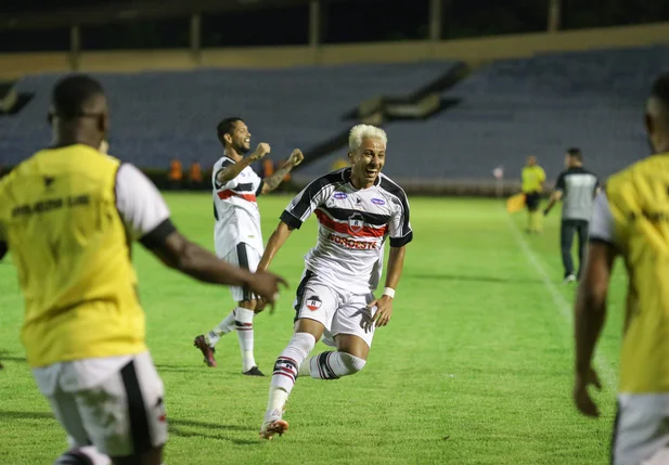 Hadrian comemorando gol