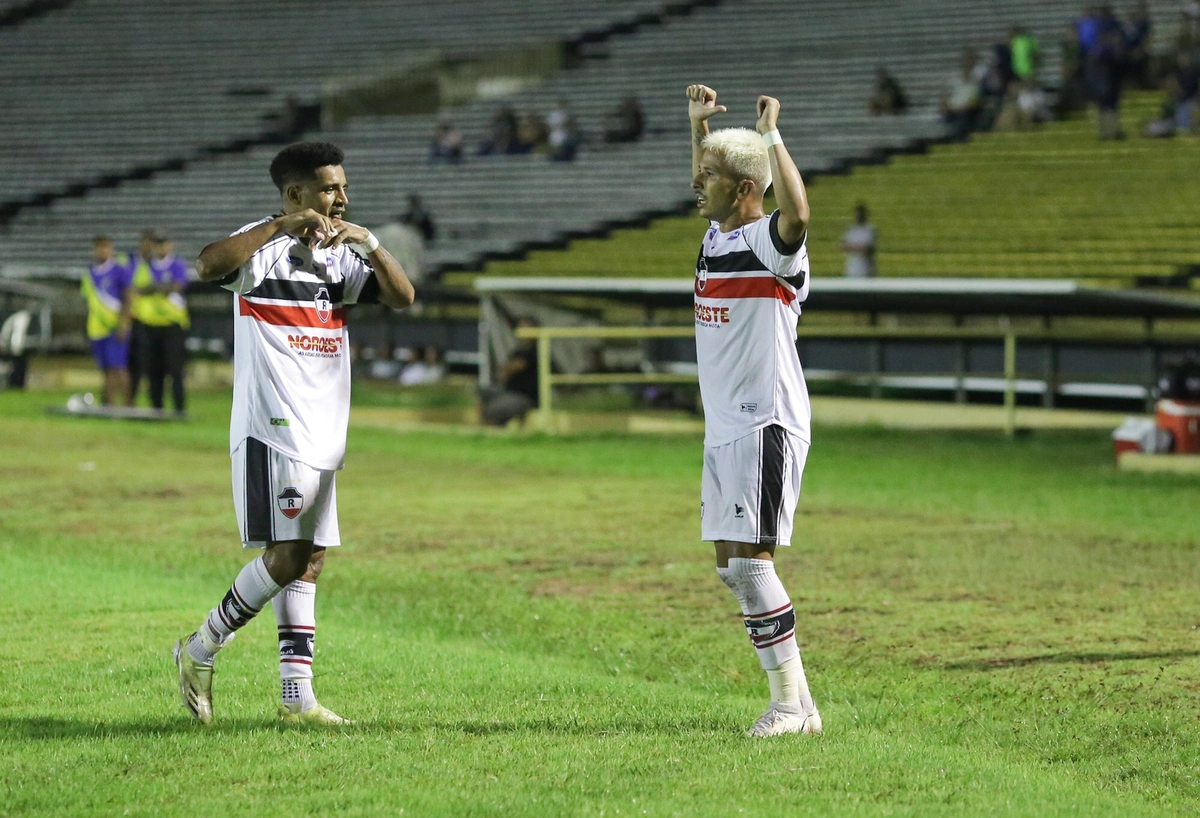 Hadrian comemorando gol