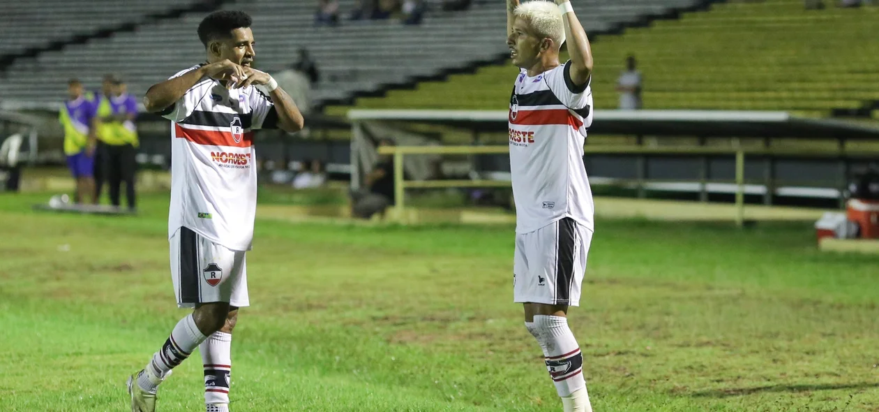 Hadrian comemorando gol