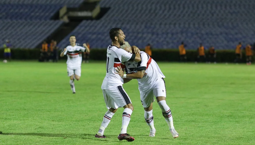 Hadrian e João Paulo comemorando gol do River