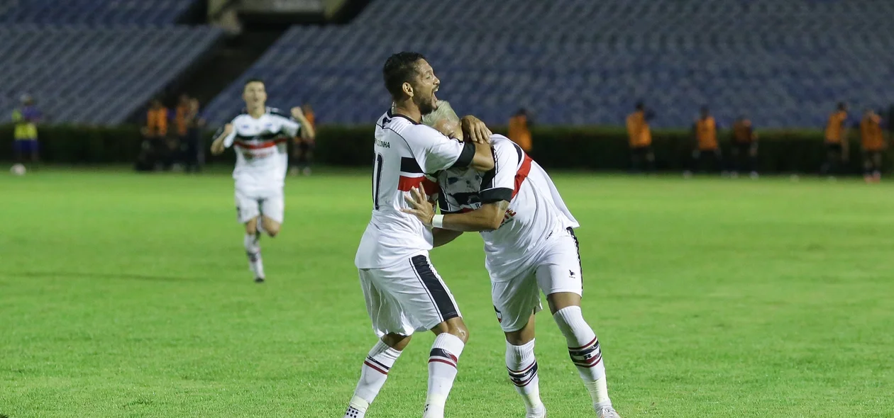 Hadrian e João Paulo comemorando gol do River