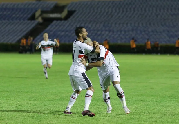 Hadrian e João Paulo comemorando gol do River