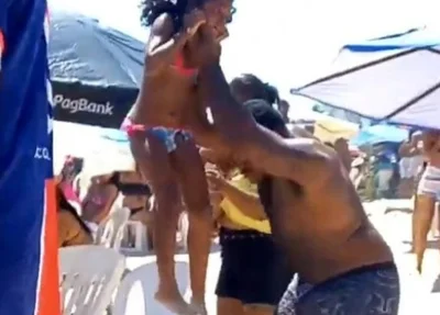 Homem agride crianças em praia de Salvador