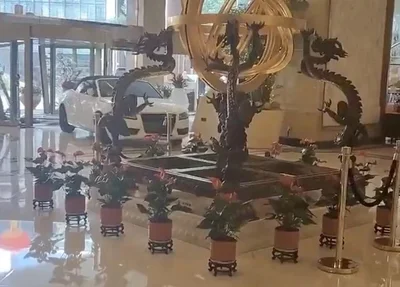 Homem destrói saguão de hotel na China