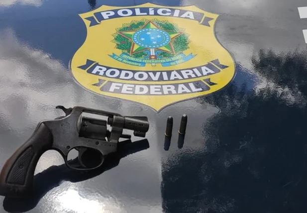 Homem é preso pela PRF com arma de fogo em Oeiras