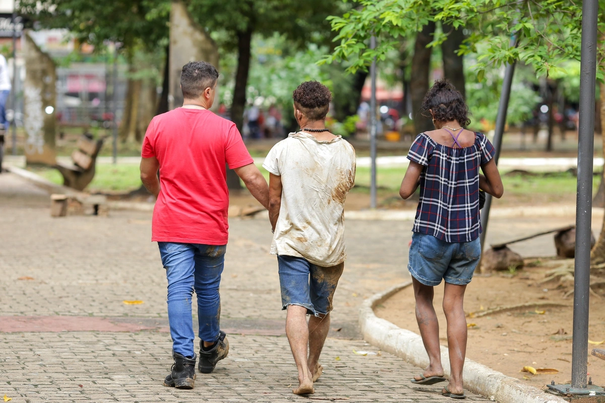 Homem suspeito de realizar arrombamentos é levado por popular ao 1º BPM