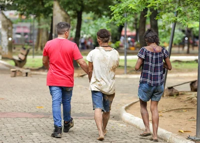 Homem suspeito de realizar arrombamentos é levado por popular ao 1º BPM