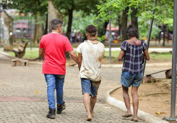 Homem suspeito de realizar arrombamentos é levado por popular ao 1º BPM