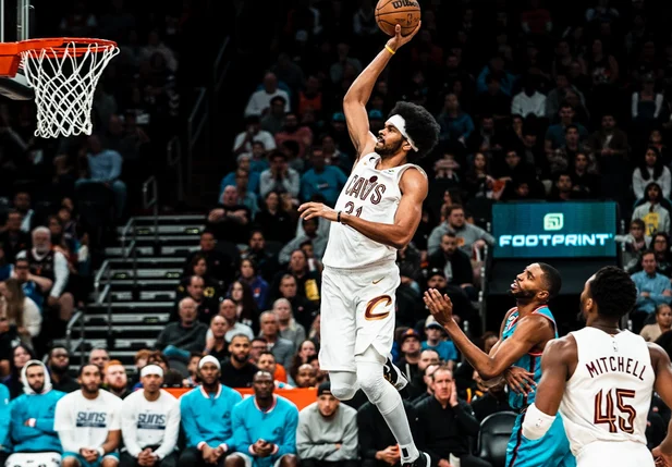 Jarrett Allen fazendo indo para a enterrada