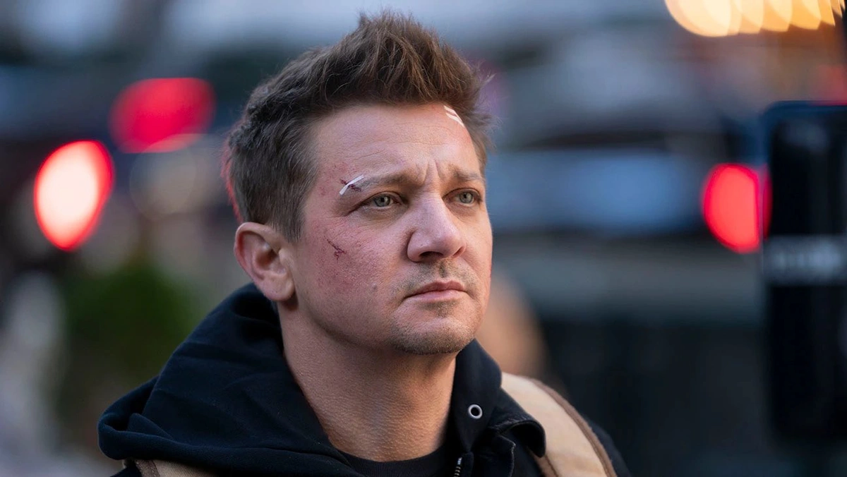 Jeremy Renner interpretando o Gavião Arqueiro em série da Marvel