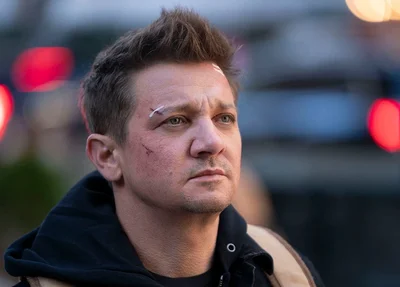 Jeremy Renner interpretando o Gavião Arqueiro em série da Marvel