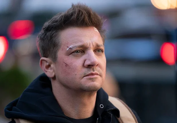 Jeremy Renner interpretando o Gavião Arqueiro em série da Marvel