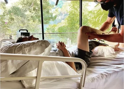 Jeremy Renner posta foto em recuperação após acidente