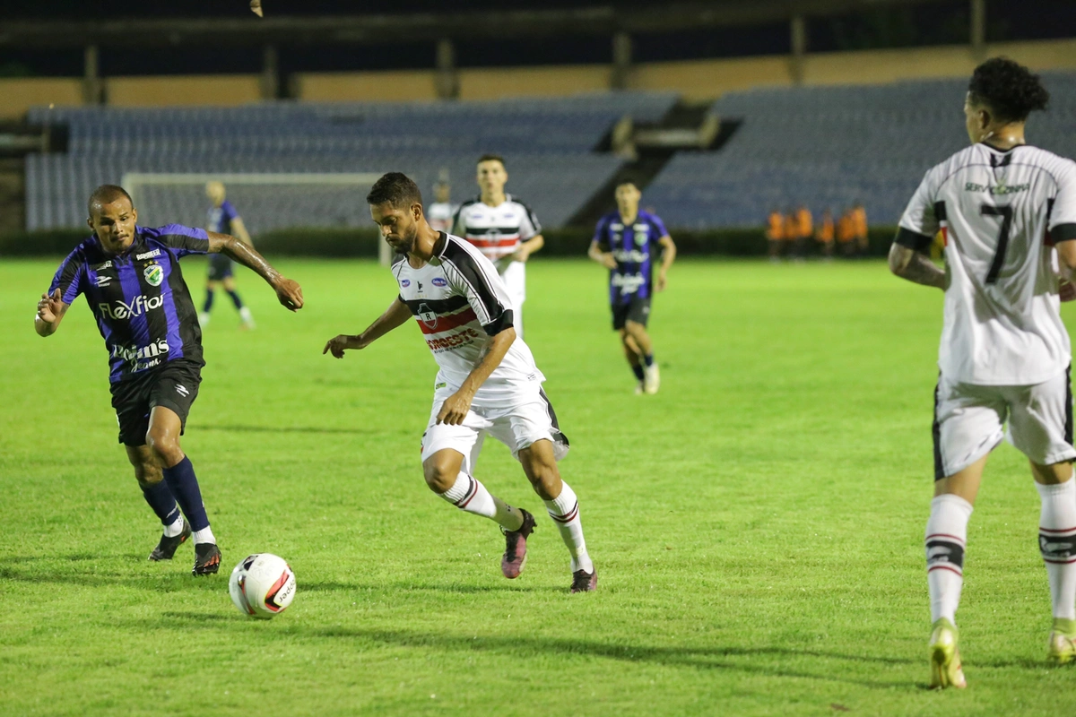 João Paulo tentando cruzamento