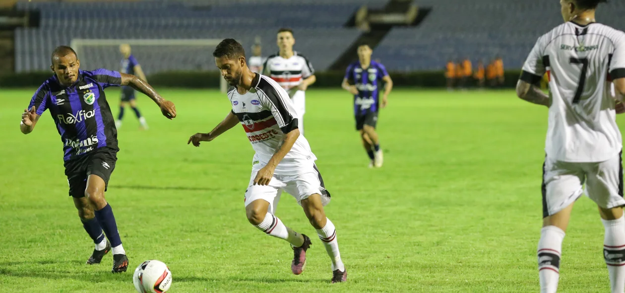 João Paulo tentando cruzamento