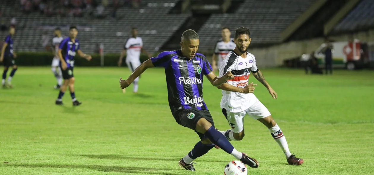 Jogador do Altos com a bola e João Paulo de olho na marcação