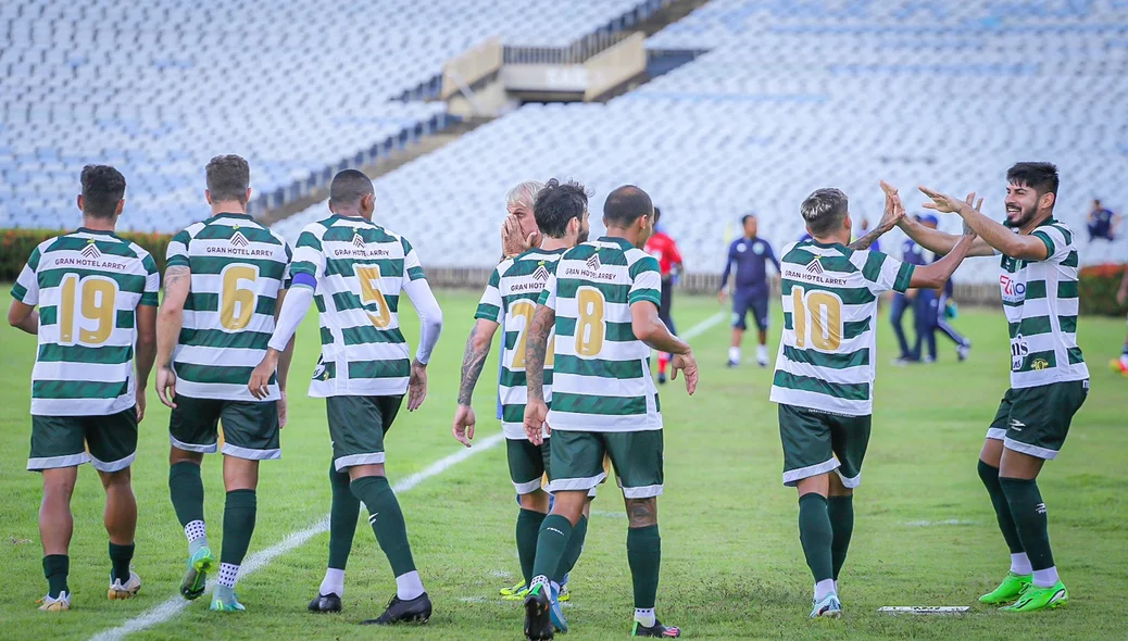 Jogadores do Altos comemoram gol diante do Comercial