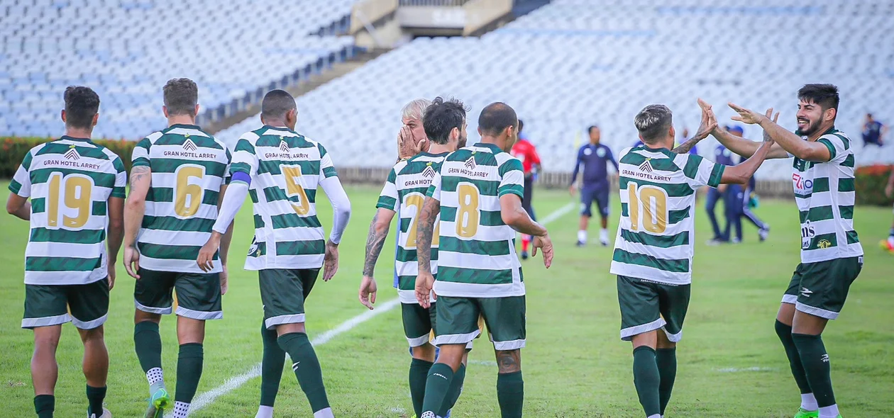 Jogadores do Altos comemoram gol diante do Comercial