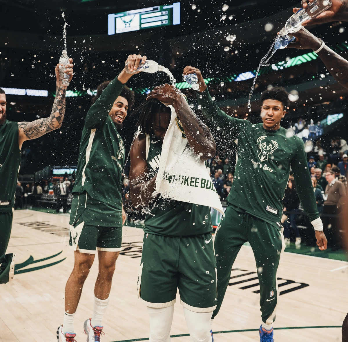 Jogadores do Bucks comemoram partida brilhante de Jrue Holiday