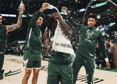 Jogadores do Bucks comemoram partida brilhante de Jrue Holiday