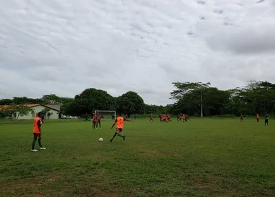 Jogadores do Fluminense-PI realizando jogadas de cobrança de falta