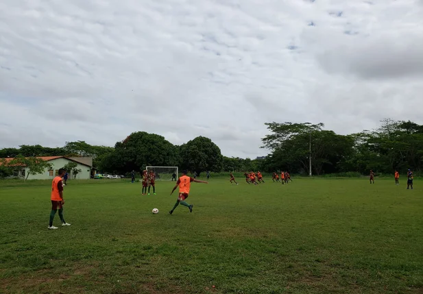 Jogadores do Fluminense-PI realizando jogadas de cobrança de falta
