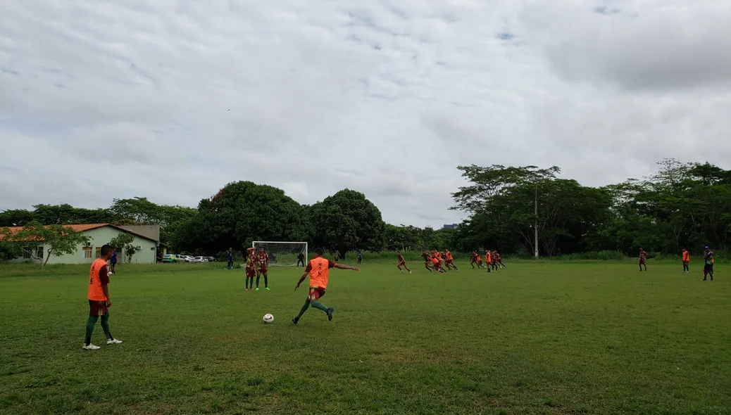 Jogadores do Fluminense-PI treinando cobrança de falta